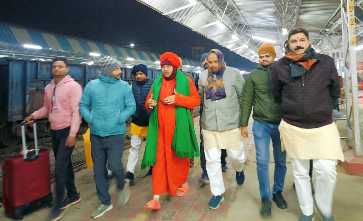20 saints from other provinces arrived to go to Ayodhya