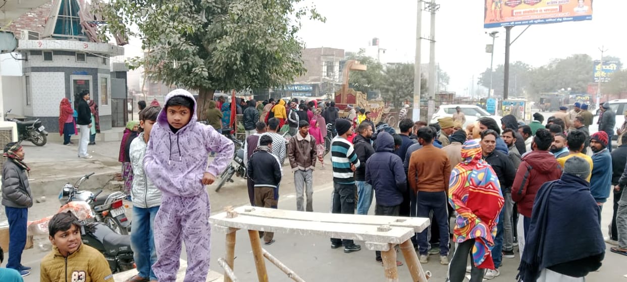 Blocked at Valmiki Chowk for not taking action in case of assault on youth