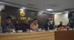 सोनीपत लघु सचिवालय में परामर्श बैठक के दौरान उपस्थित उपायुक्त डॉ. मनोज कुमार व अन्य अधिकारी। स्