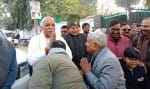 शहर के बढ़ैयावीर मोहल्ले में हिंदू परिषद के अंतरराष्ट्रीय अध्यक्ष का स्वागत करते संगठन के लोग। 