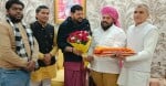  दिल्ली में सांसद बृजभूषण शरण सिंह से पगड़ी को आशीष दिलाते करणी सेना के प्रदेश संगठन महामंत्री 