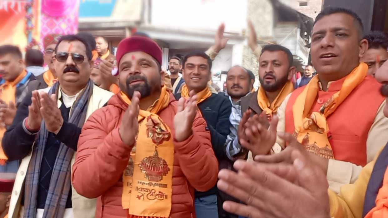 People of all religions were seen dressed in the colors of Shri Ram, organized bhandaras and distributed offerings of Halwa Puri.