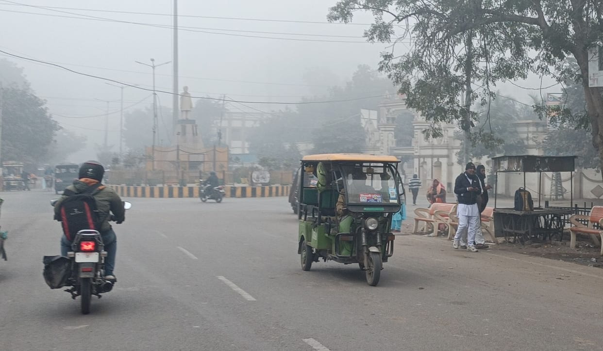 Fog increases problems for passengers, headlights are not being used in e-rickshaws