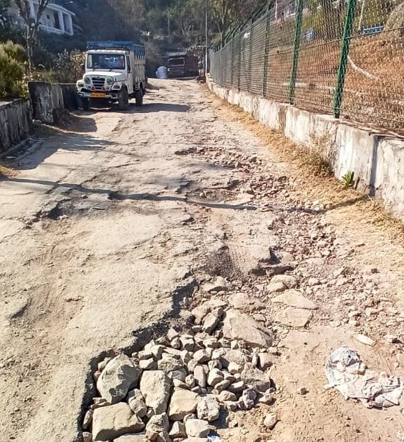 Garkhal-Kasauli village road condition is bad, drivers worried