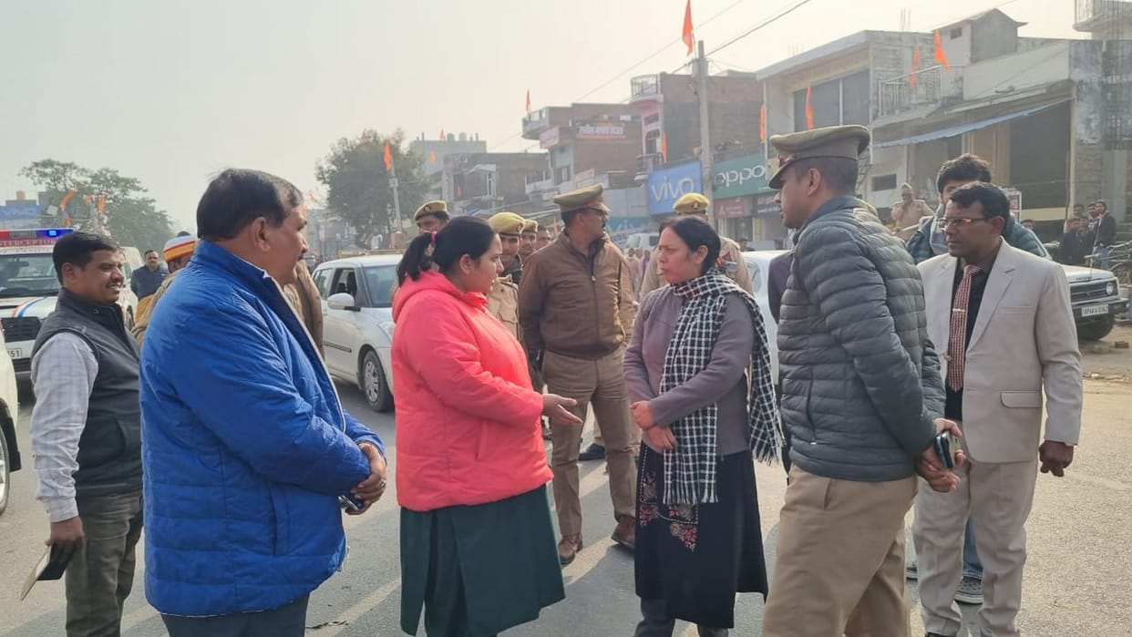 Queue of vehicles in Kurebhar due to route diversion