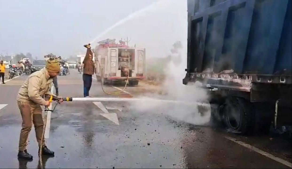 Dumper caught fire while moving on the highway, created panic