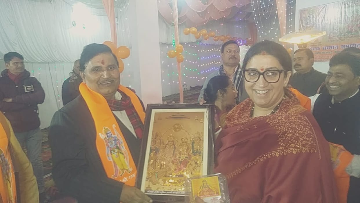 Smriti Irani honored Kar Sevaks