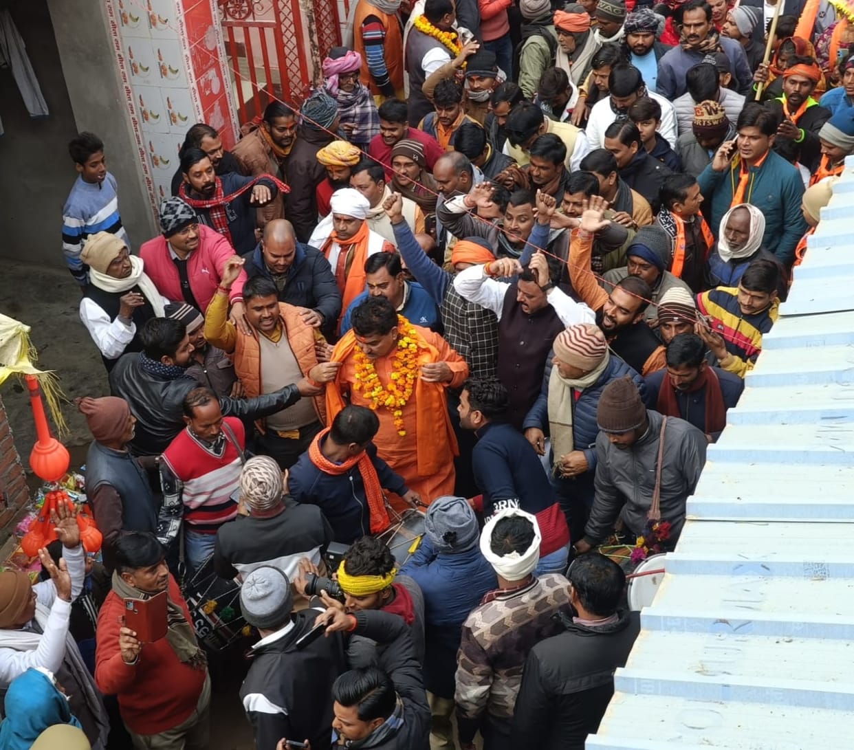 Ramdoot came out carrying the flag, devotees welcomed him by showering flowers
