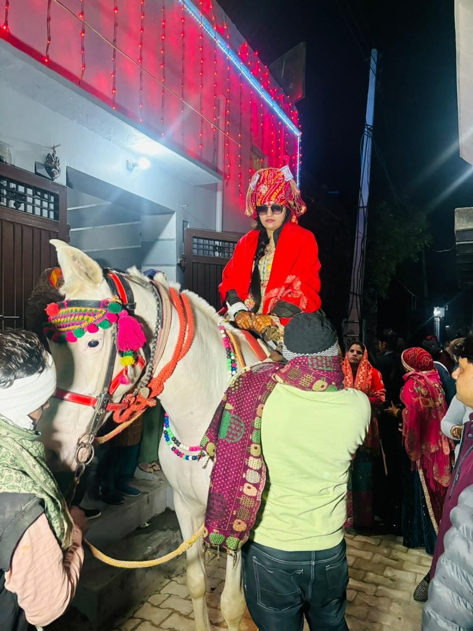 A girl was taken out by sitting on a mare in the bazaar