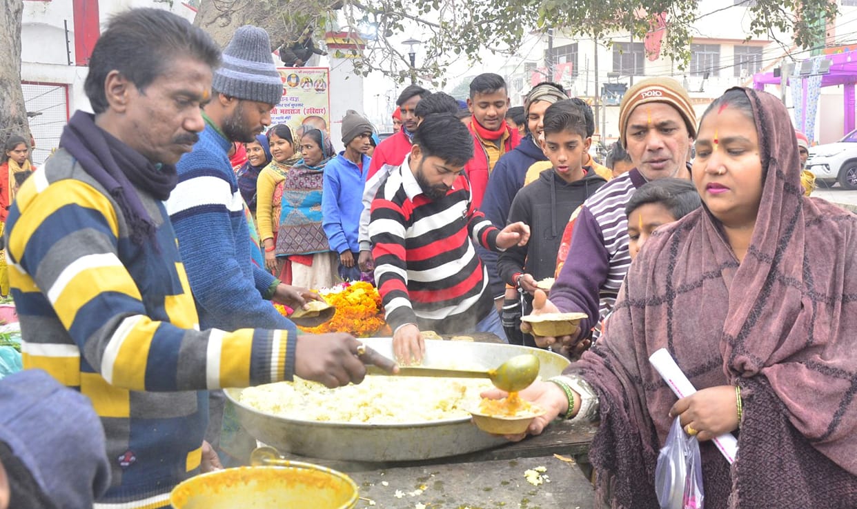 Ram devotees fed Halwa-Puri and Kheer with a feeling of faith in their hearts.