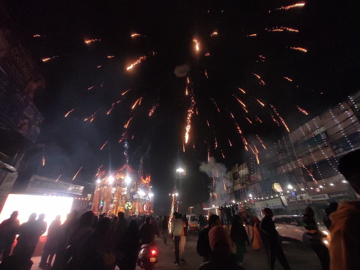 Holi played with flowers, Ram Diwali at night, flood of faith at Shiv Chowk of the city