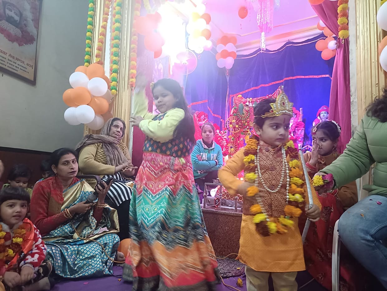 Processions were taken out from the city to the countryside, flowers were showered at many places.