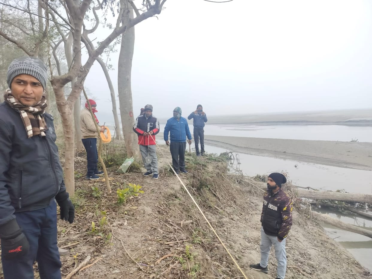 The flood section team did the measurements for the construction of geo bag's trunk.