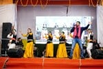 उत्तरकाशी माघ मेले मंच पर सांस्कृतिक कार्यक्रम की प्रस्तुति देते हिमाचली गायक विक्की चौहान। संव