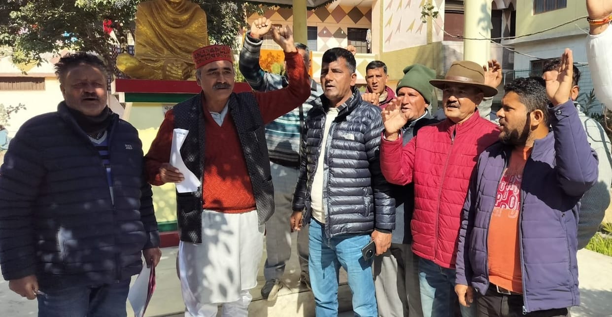 Contractors protested demanding compensation of Rs 50 lakh