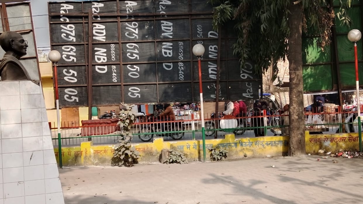 Jam spills in front of Bapu's statue, marks testifying