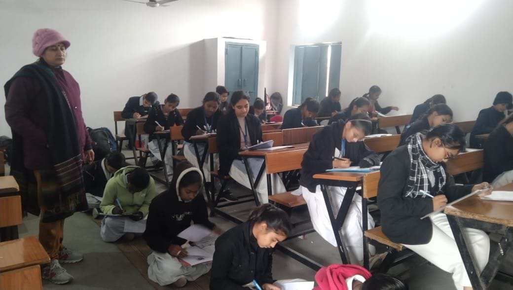 Second pre board exams started, 10th class English paper and 12th class Hindi paper were held on the first day.
