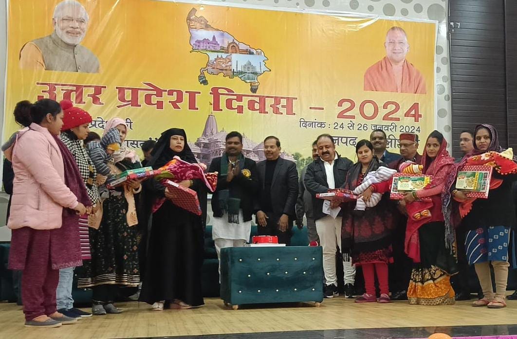 Celebrated birth of girls by cutting cake