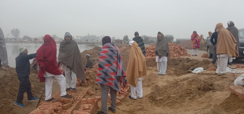 Poor material was installed on the boundary wall of the pond in Ghirai, the villagers stopped the work, the contractor admitted his mistake.