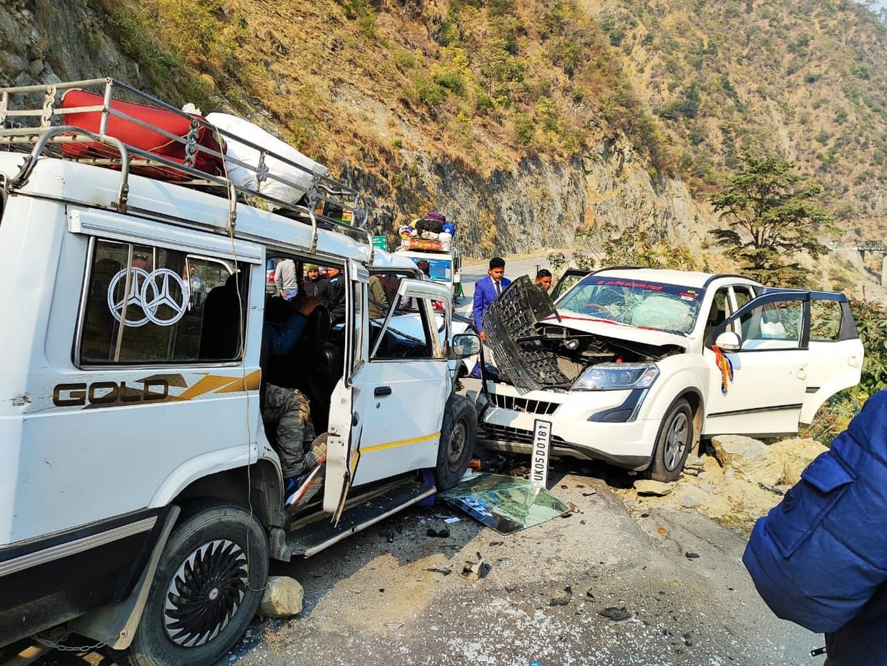 Collision between two vehicles, four injured