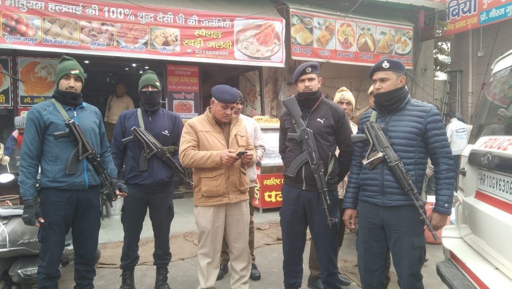 Four commandos deployed outside the shop