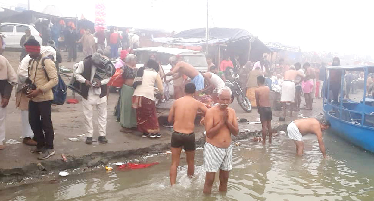 Took a dip of faith on Paush Purnima, worshiped at the ghat