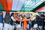 अनाज मंडी में आयोजित रैली के दौरान कुमारी सैलजा का फूल माला पहनाकर स्वागत करते कांग्रेसी नेता।