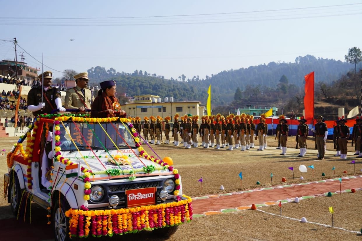 Minister in charge Rekha Arya hoisted the flag in Champawat