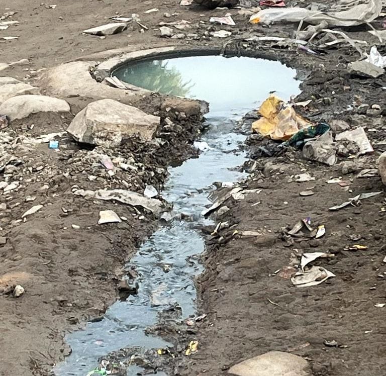 Sewage filth spread on Baddi Sai Marg, people worried