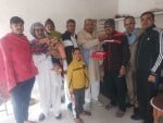गांव धनिरवास में अमनदीप जाखड़ के परिजनों को मिठाई खिलाते सरपंच राकेश जाखड़।संवाद