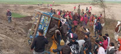 अनियंत्रित होकर पलटी ट्रैक्टर-ट्रॉली