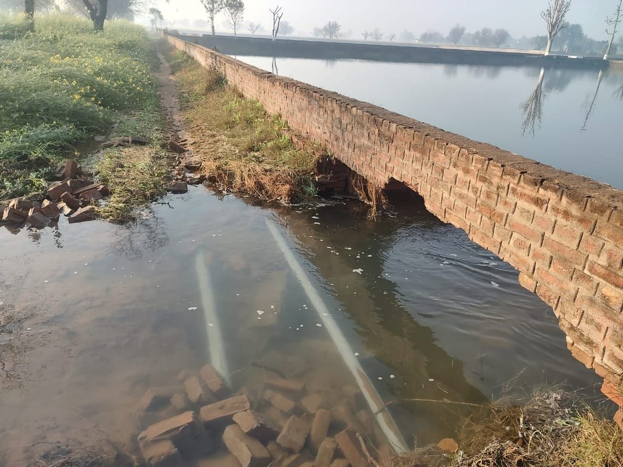 Fatehpur water tank wall broken, water entered the field
