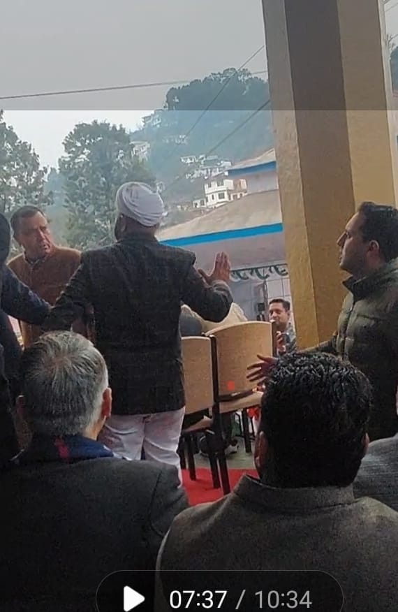 Uproar among former ministers and councilors over chair on Republic Day