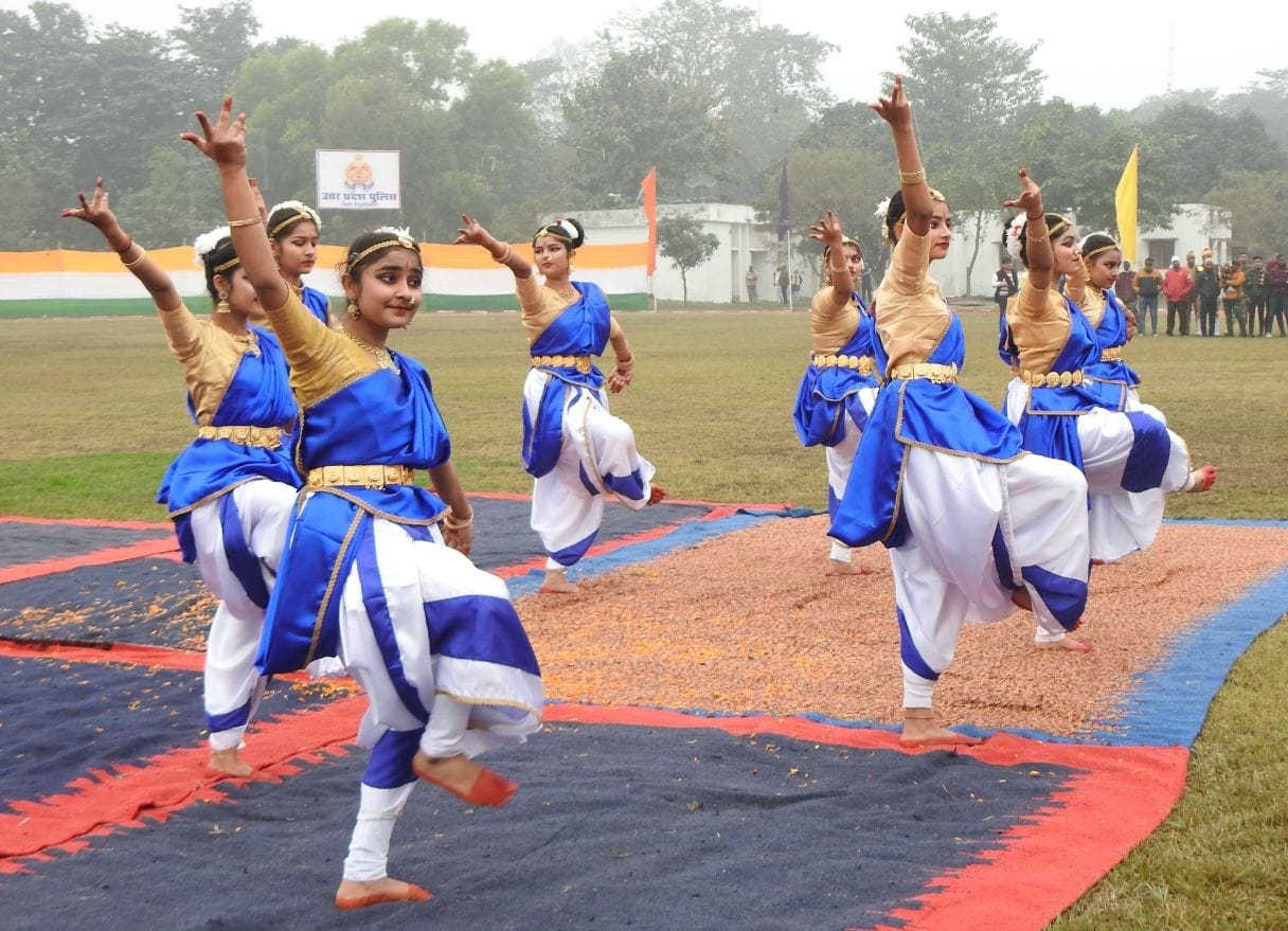 Amidst the joy of patriotism, the cultural atmosphere was scattered.