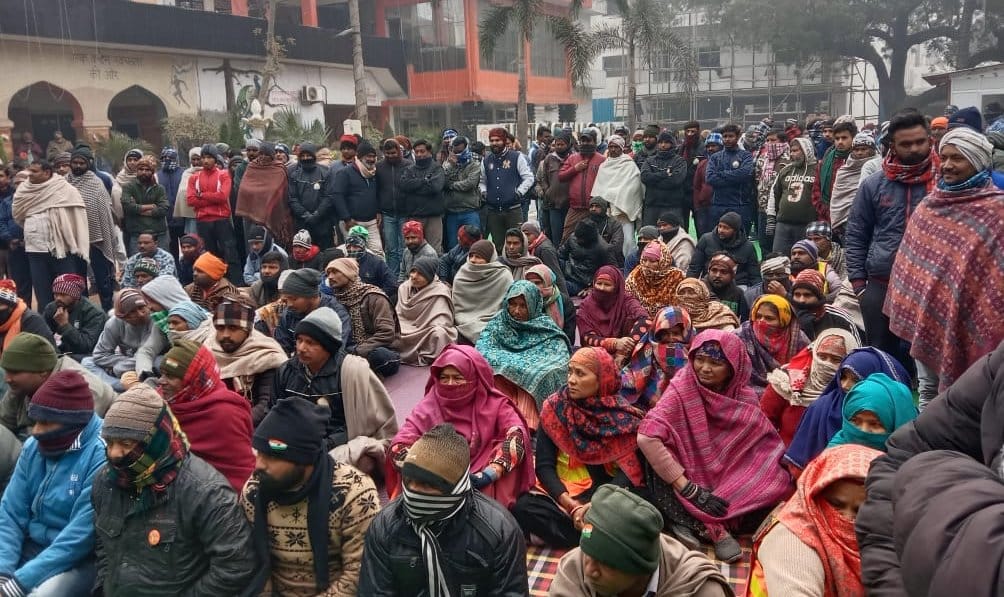 Sanitation workers went on strike, protested against councilors