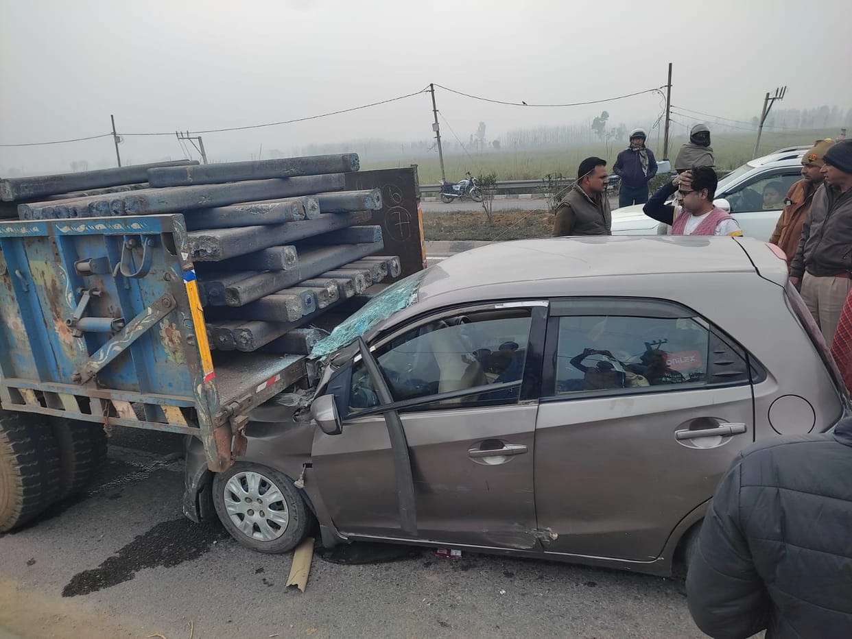 Car rammed into tractor trolley from behind, six injured