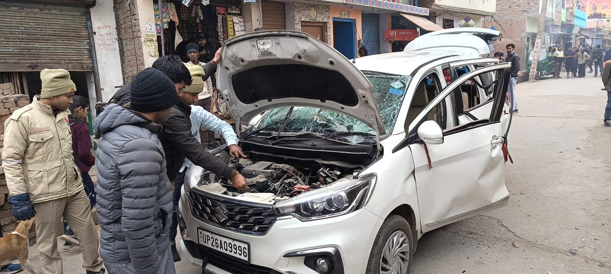 Explosion in moving car in front of police station, four injured including driver