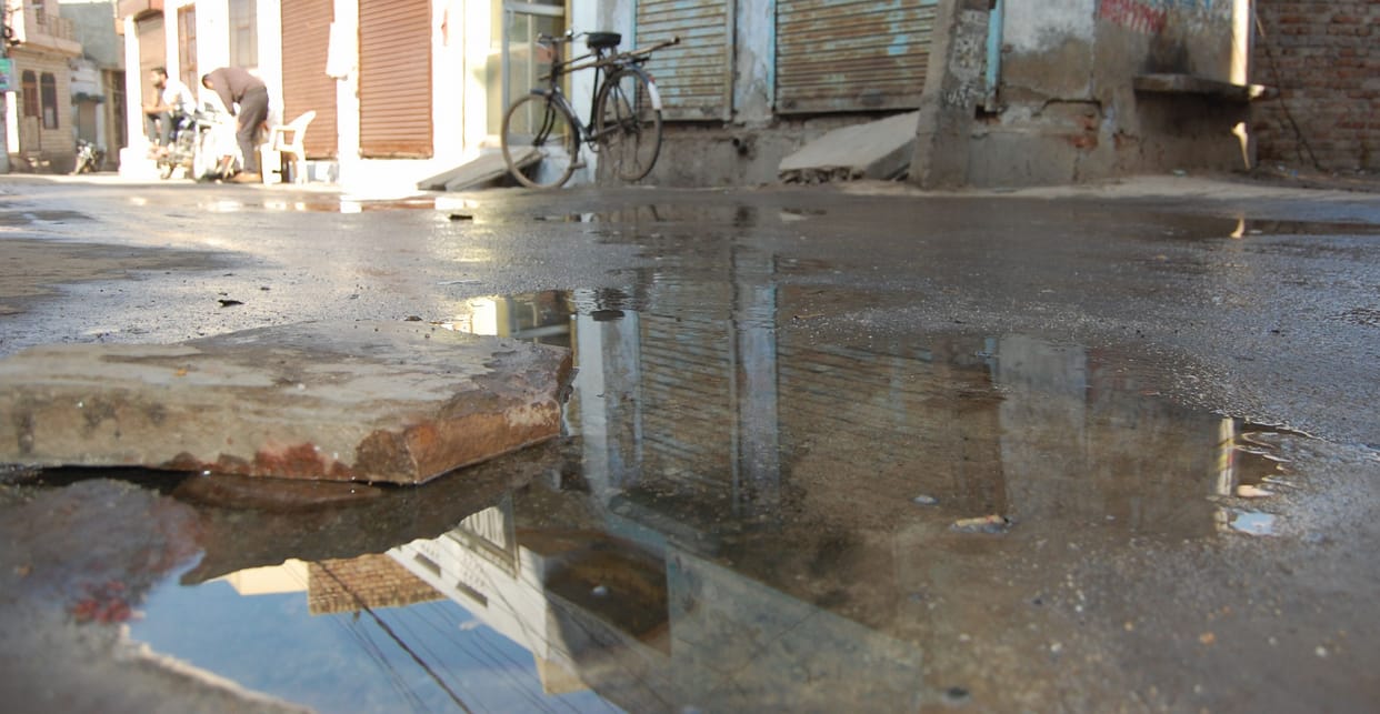 Water line leaks in Rohtak Road and Chhoti Bazari area, 5 thousand liters of water is flowing in vain every day.