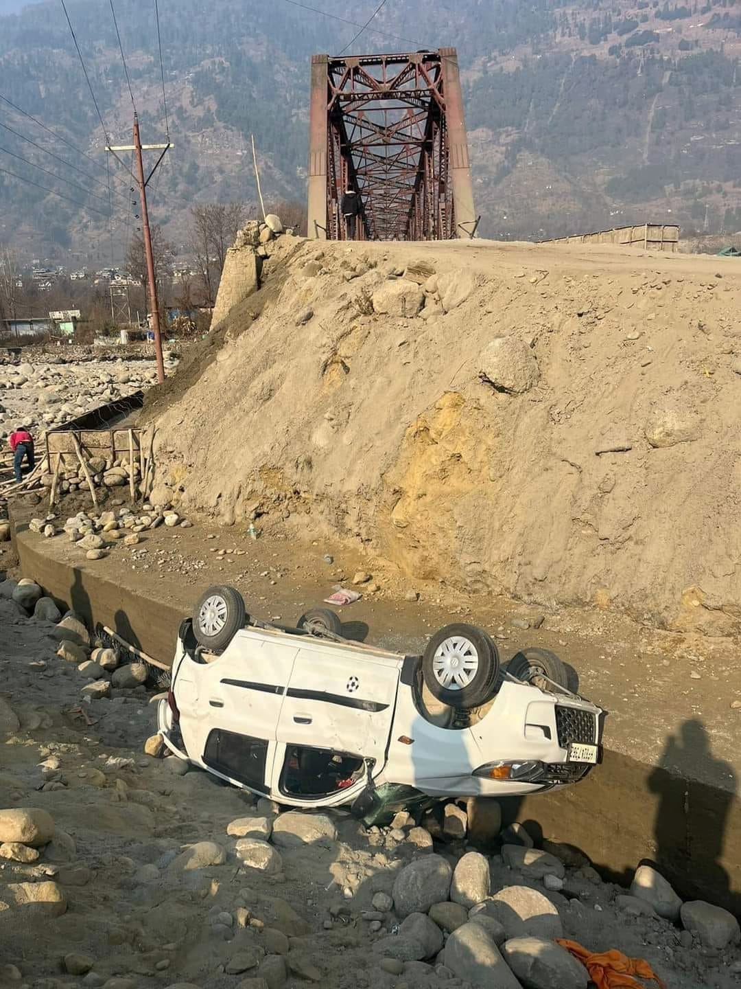 Uncontrolled car fell near Bailey Bridge Naggar