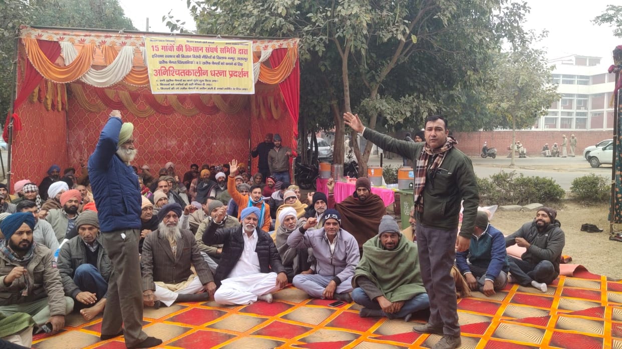 Angry over non-construction of Kharif channel, farmers of 15 villages started indefinite strike.