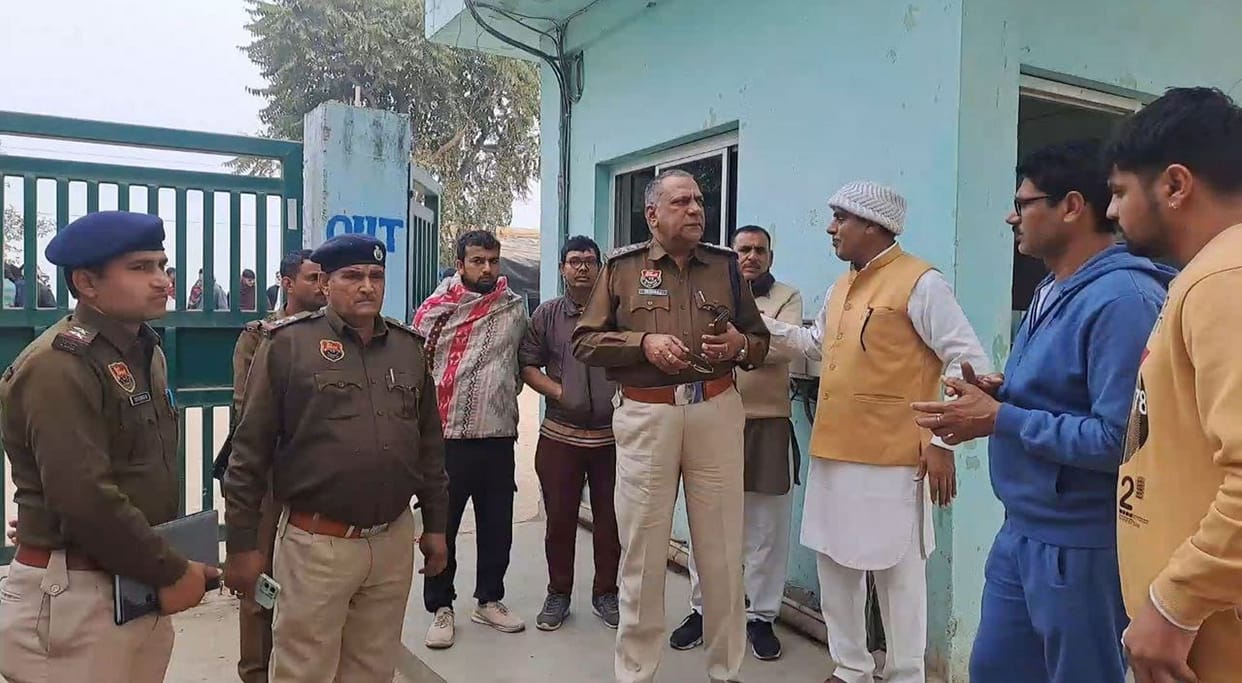 Tea seller dies due to collision with vehicle, family members block Chidiya-Bahujholari road for three and a half hours