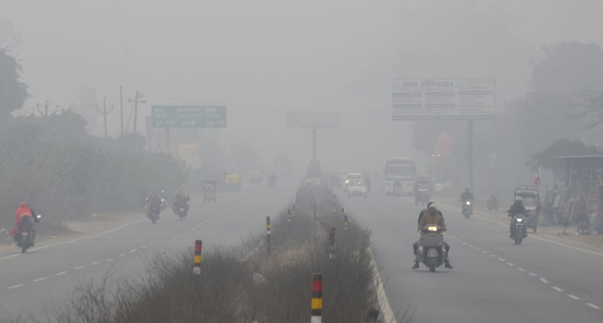 The entire district is wrapped in fog throughout the day
