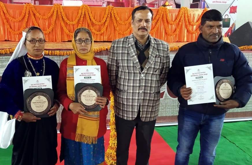 Chamoli News CM Dhami gave Shilp Ratna award to Three handicraftsman and One lakh rupees