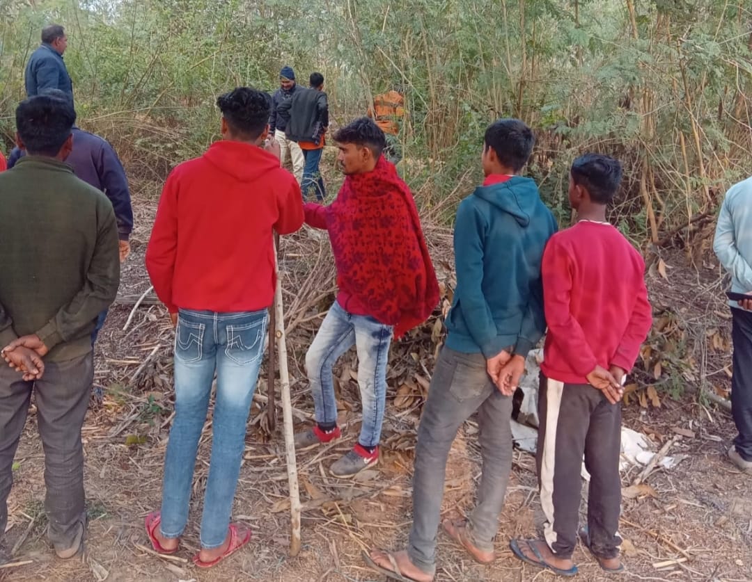 Leopard chased the technical assistant who was doing survey, villagers got scared