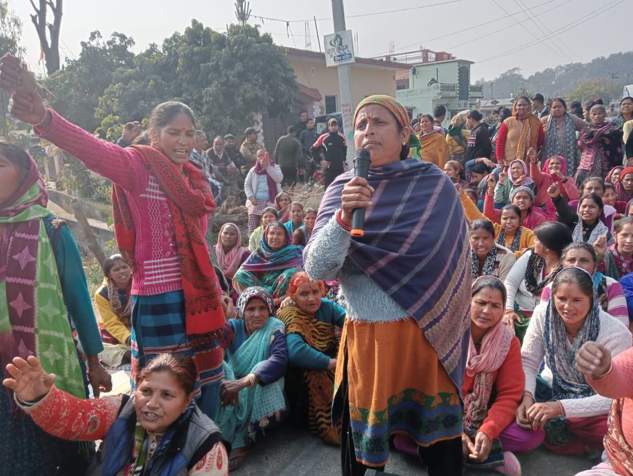 Dhela-Jhirna road blocked to catch tiger