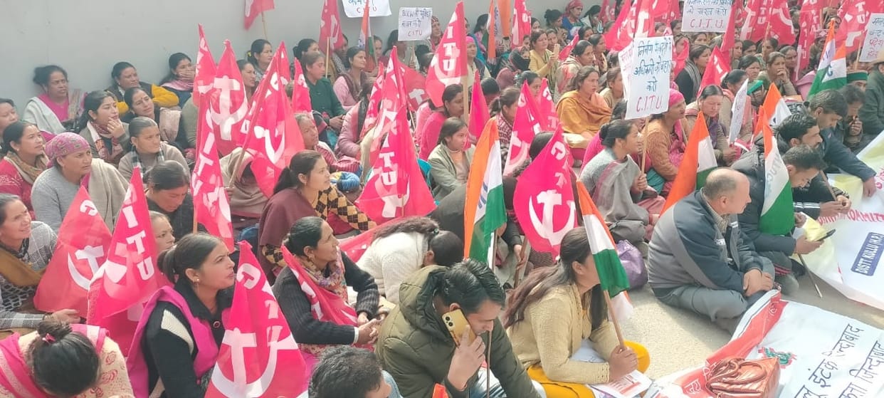MNREGA workers roar with demands in Kullu