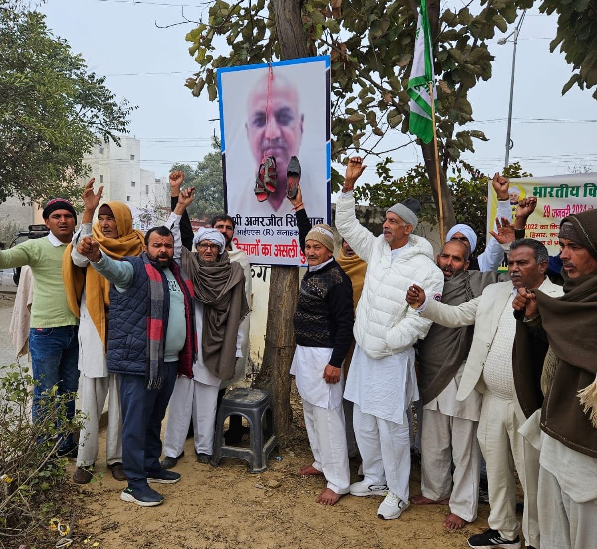 Farmers protested by putting a photo of the assistant director in the agriculture department headquarters.
