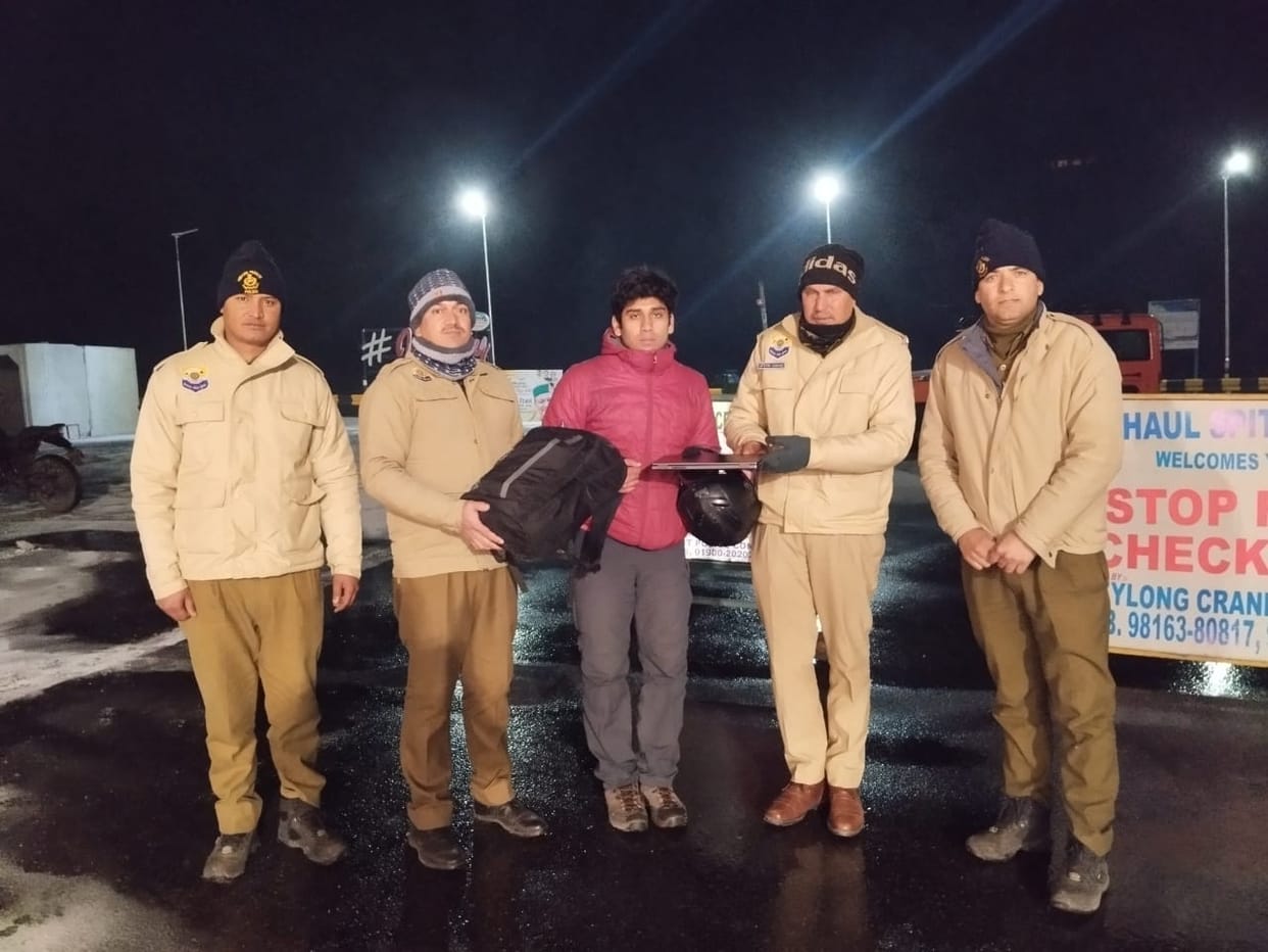 Tourist's lost bag and laptop returned