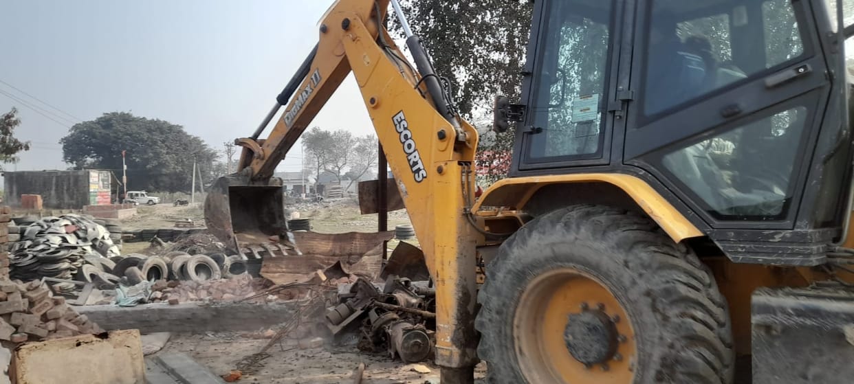 Started business by occupying the road, used bulldozer