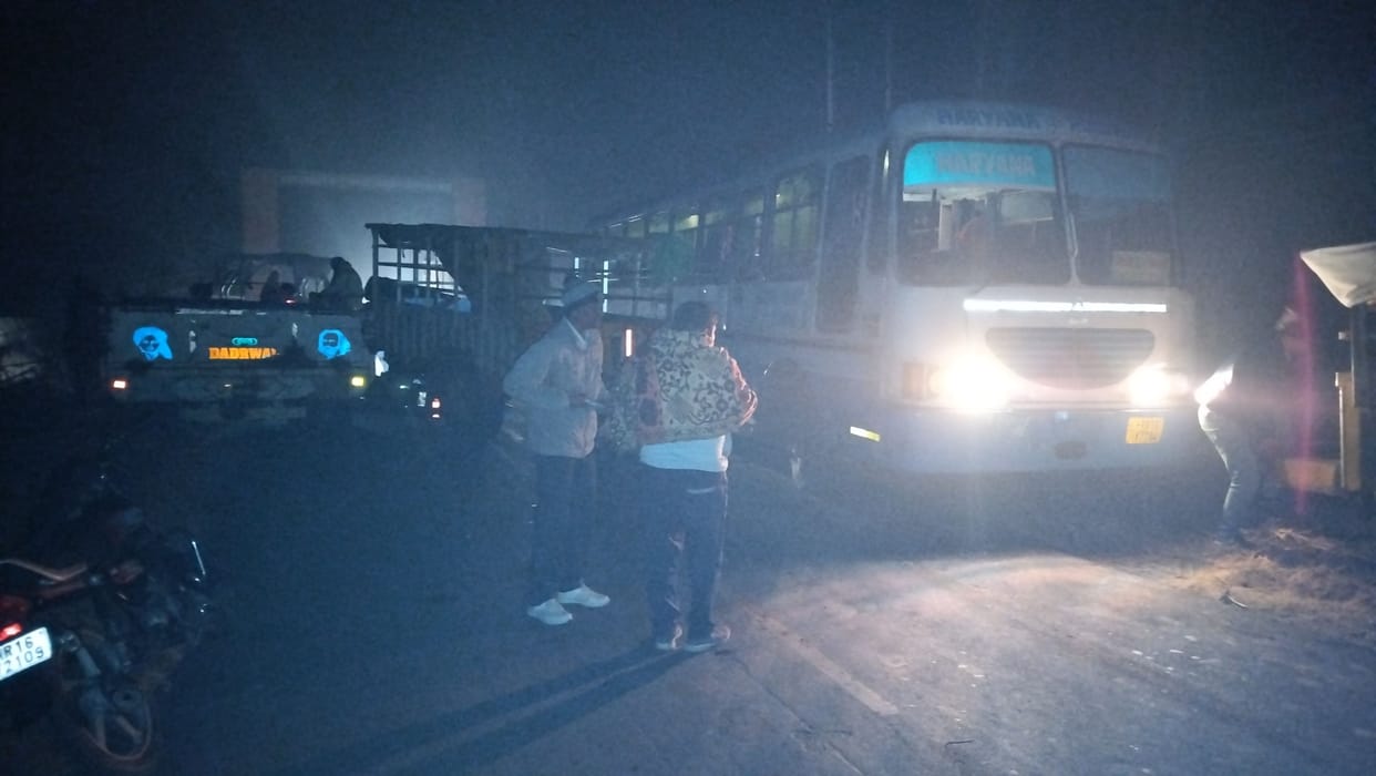 On Talu Mundhal Link Road, the tractor pressed its side and suddenly another tractor overturned on the road.